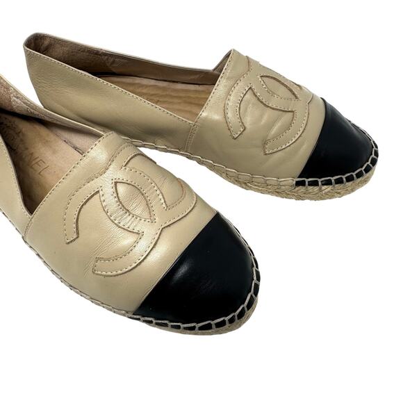 Chanel Beige Black Leather Cap Toe Espadrilles Size 39 Classic CC Logo Flats - Picture 6 of 12